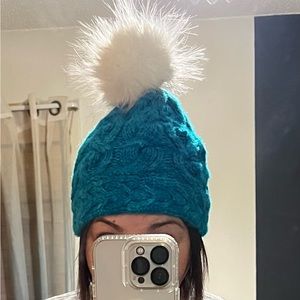 Awesome cabled handknit toque! Removable faux fur Pom Pom!!